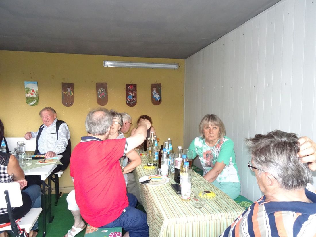 Gäste am Biertisch